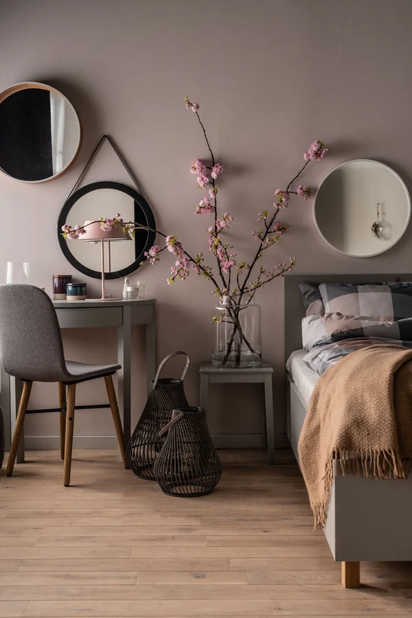 Elegancka sypialnia z toaletką